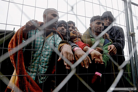 Hungría rechaza un ’corredor humanitario’ y defiende las vallas